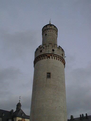 バート・ホンブルク城の白い塔