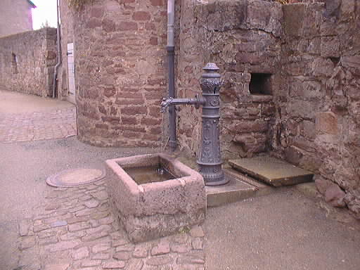 シュタイナウ城の井戸のポンプ
